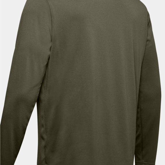Under Armour long sleeve 100% polyester stretch material, it runs large - Picture 4 of 6
